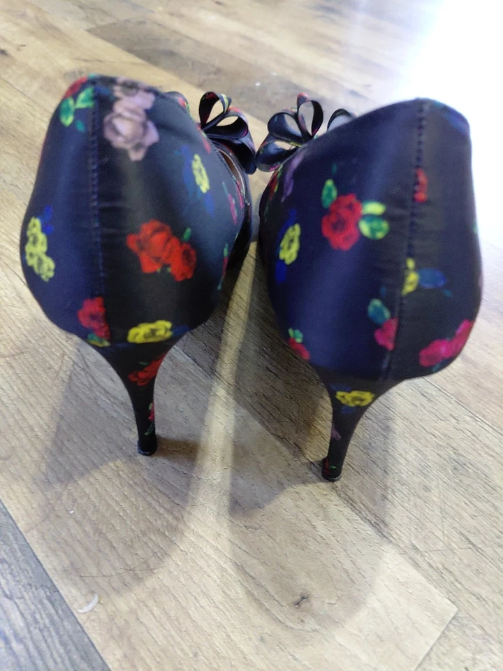 Betsey Johnson Y2k Womens Floral Pointed-Toe Bow Heels Size 9.5 - Image 3 of 4