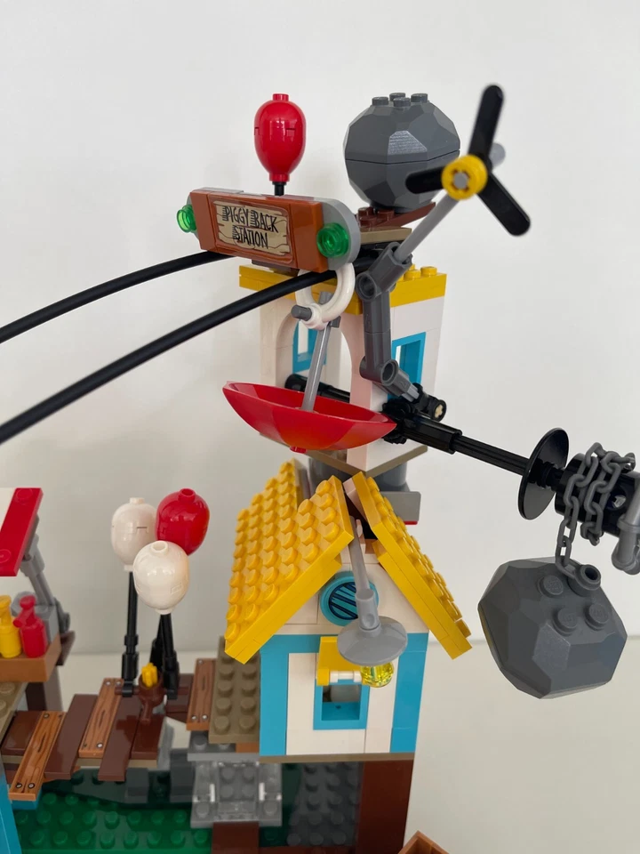 LEGO Angry Birds: Pig City Teardown (75824) - 100% complete with all minifigures - image 4 of 4