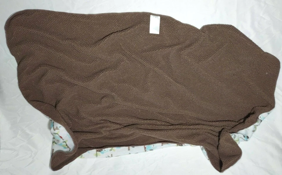 Manta bebé vieja marrón recién nacido en hoja de rama de árbol verde azul usada Foto 3 de 4