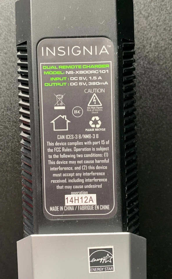 Insignia Xbox One Dual Controller Charger Rechargeable Station - Image 2 of 4