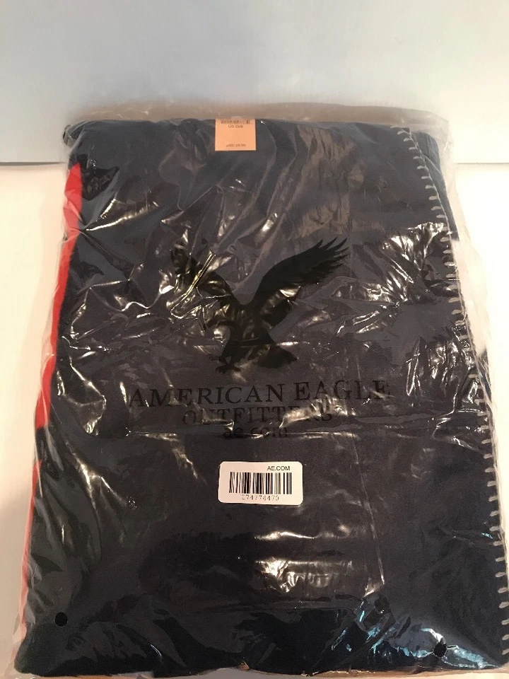 NUEVO CON ETIQUETAS AE American Eagle Outfitters Manta de Vellón Suave 44" x 60" Rojo Blanco Azul Foto 2 de 4