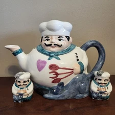 Chef-Themed Ceramic Teapot With Cat & Mouse Accents Salt and Pepper Shakers