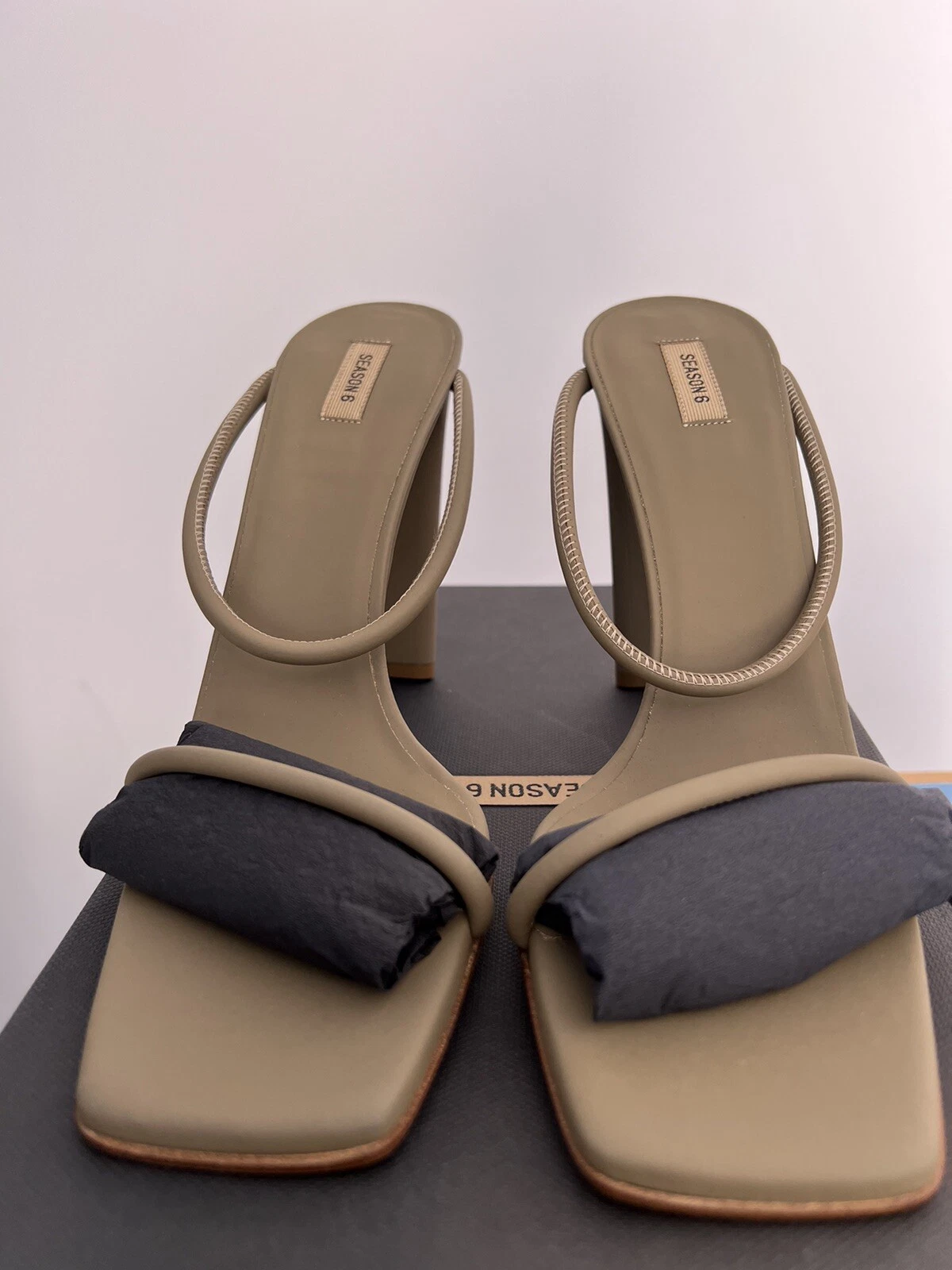 Sandalo Yeezy stagione 6 ciottoli in pelle gommata taglia 39