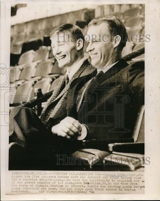 1966 Gordie Howe Right Who Signed His 21St Contract Red Wings 10X8 Wirephoto