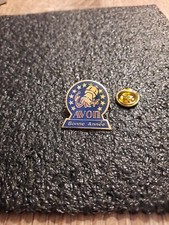 Pin's Avon France produit hygiène soin beauté parfum - Pin Pins Badge Jan23