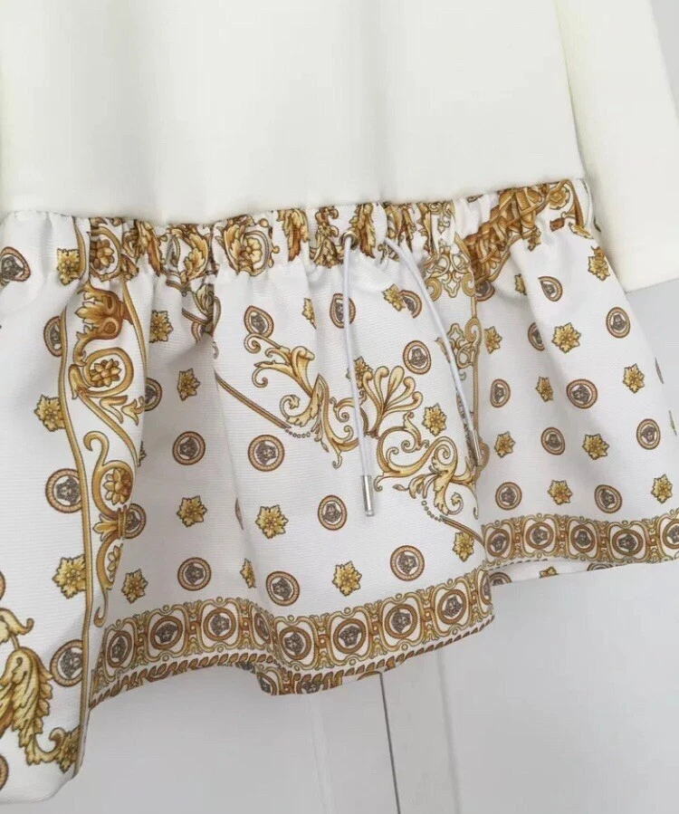 YOUNG VERSACE Abito con cappuccio bianco e oro barocco con motivi Made In Italy