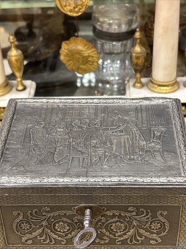 ancien coffret boite en metal argenté repoussé a decor scene de diner - Picture 2 of 4