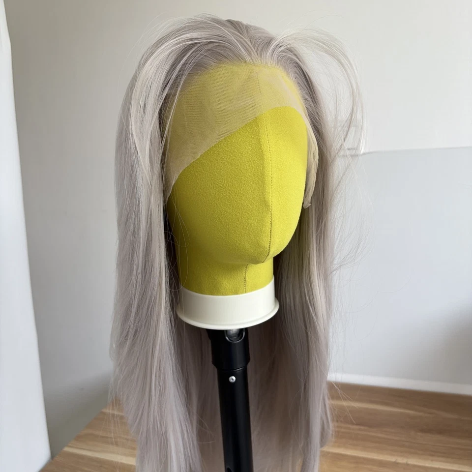 Peluca frontal de encaje sintético largo recto natural gris plata pre arrancada Foto 2 de 4