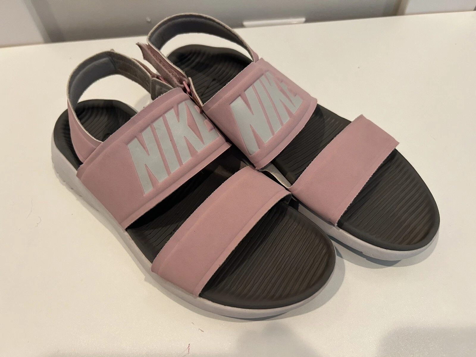 Sandali Nike Tanjun donna taglia 10 rosa grigio doppio cinturino 882694 500 puliti