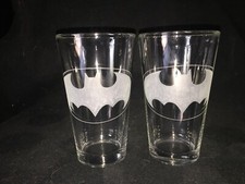 ¡Vasos de pinta Batman grabados a mano (con un Dremel)!