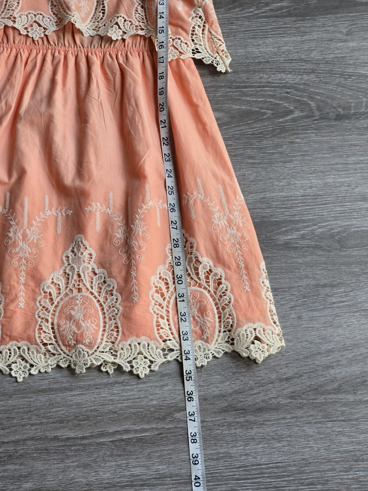 OFF WHITE Abito donna corto pomodoro volante cotone pesca bianco sporco con accenti di pizzo. Taglia S