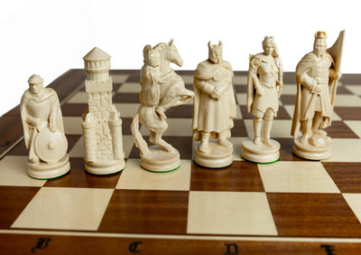 Große Luxus Schachspiel Schachset Handgeschnitz Figuren aus Holz Ritter 65x65cm