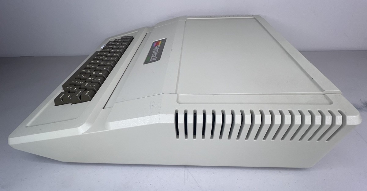 Apple II Plus Computer A2S1016 TURNS ON FOR PARTS or REPAIR ONLY