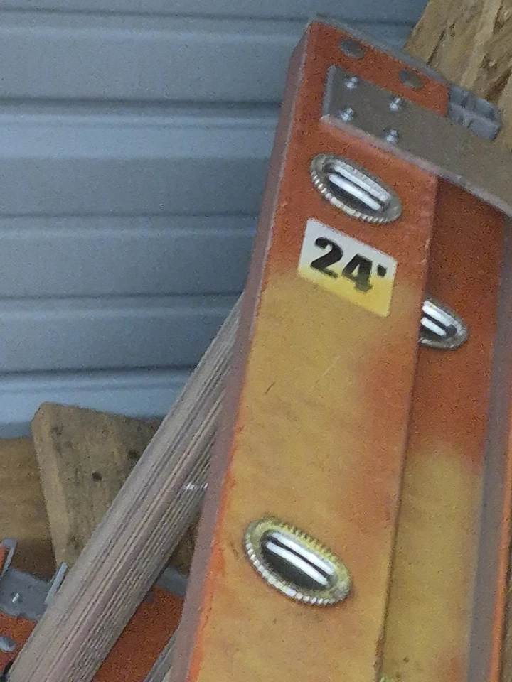 Escalera de extensión Louisville 24' Foto 2 de 3