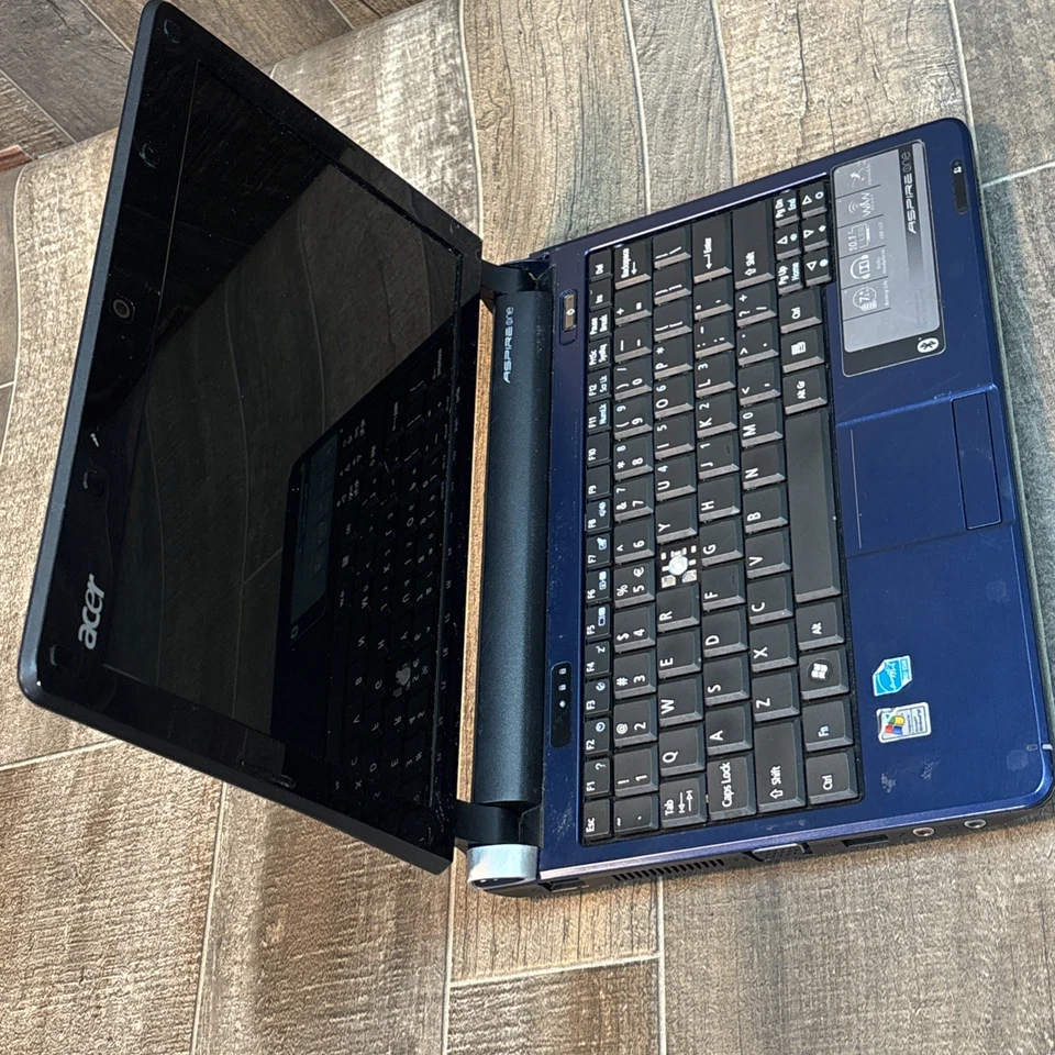 Acer Aspire One Laptop Blue For Parts or Repair As-Is No Power - Image 4 of 4