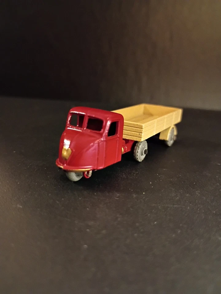 火柴盒 #10B 机械马和拖车“红色/浅褐色”金格栅 1955  — 第 3/4 张图片