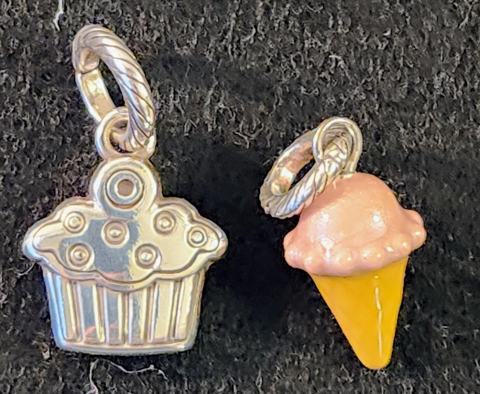 2 dijes colgantes Brighton cono de helado rosa y cupcake rosa/azul plateado  Foto 2 de 2