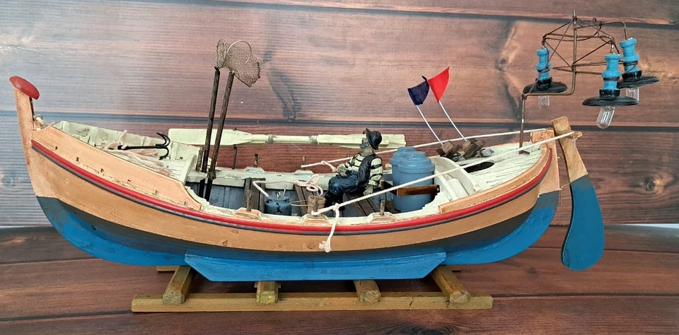 MODELLINO BARCA DA PESCA Tipico GOZZO Con LAMPARE & PESCATORE ARREDAMENTO MARINO - Immagine 3 di 4