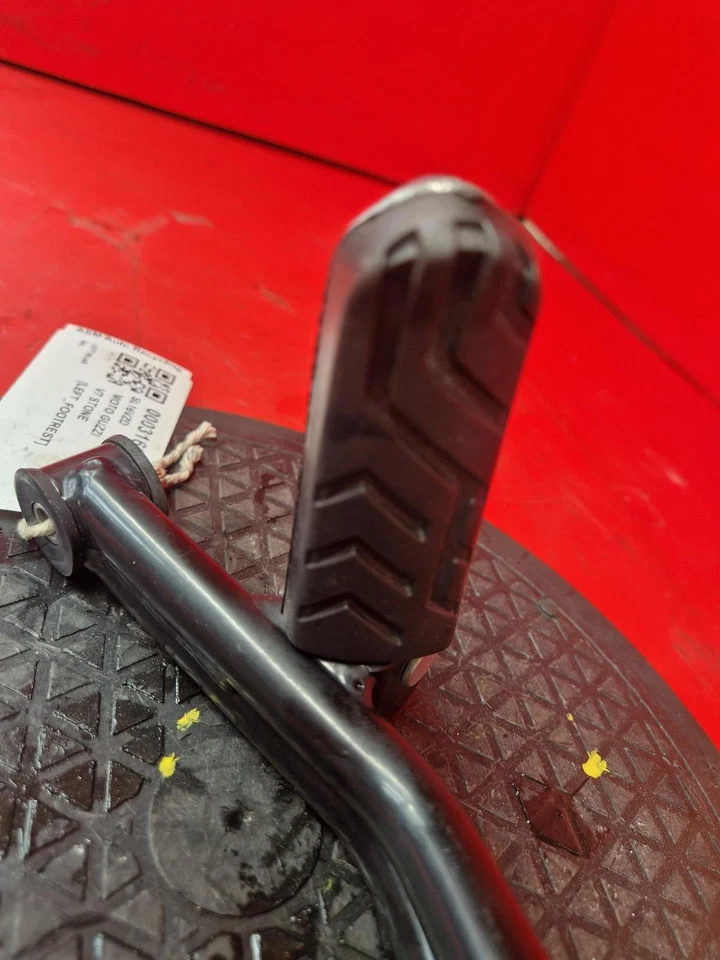 Moto Guzzi V7 2016 piedra reposapiés trasero izquierdo Foto 3 de 4