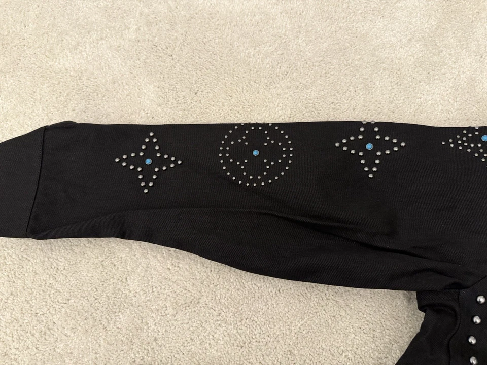 Chaqueta de mezclilla para hombre Louis Vuitton negra adornada monograma metal algodón talla 48 Foto 4 de 4