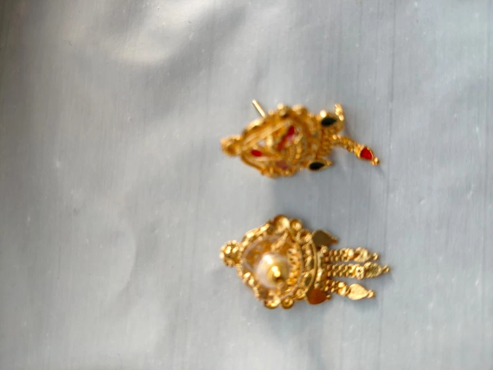 Pendientes piercing de diseñador con pasador de joyería de moda tono oro amarillo Foto 2 de 4