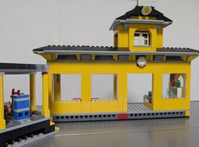 LEGO 7997 Yellow Train Station Minifigs City