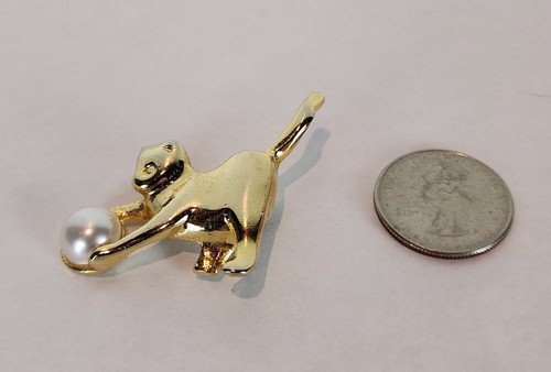 Vintage Gold Tone Cat Playing With Faux Pearl Ball Brooch/Pin - Picture 5 of 7