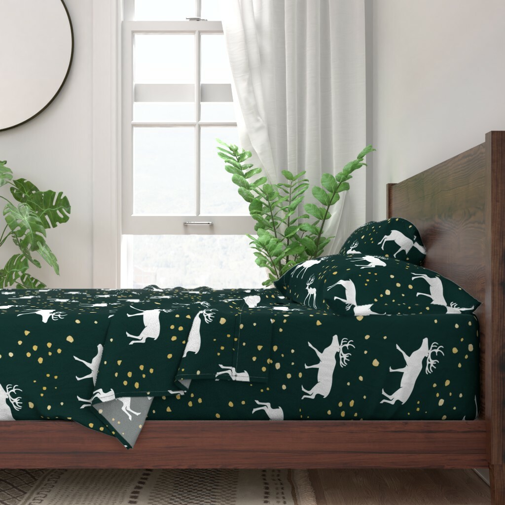 Reindeer Holiday Woodland Jumbo Grün 100% Cotton Sateen Sheet Set by Roostery Reindeer Holiday Woodland Jumbo Grün 100% Cotton Sateen Sheet Set by Roostery