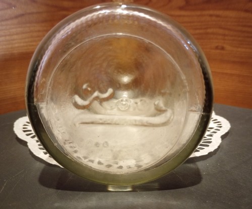 VINTAGE CLEAR GLASS MOLDED VASE WITH DECORATIVE CROSS 8.5" TALL - Picture 7 of 11