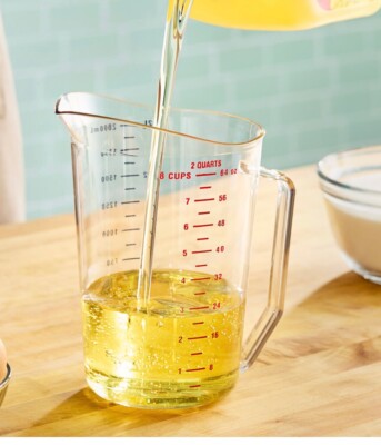 Cambro 200MCCW135 Camwear Clear 2 Qt. Measuring Cup