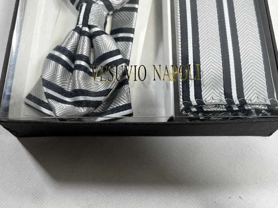 Pajarita a rayas plateadas Vesuvio Napoli para hombre con cuadrado de bolsillo a juego NUEVA Foto 2 de 3