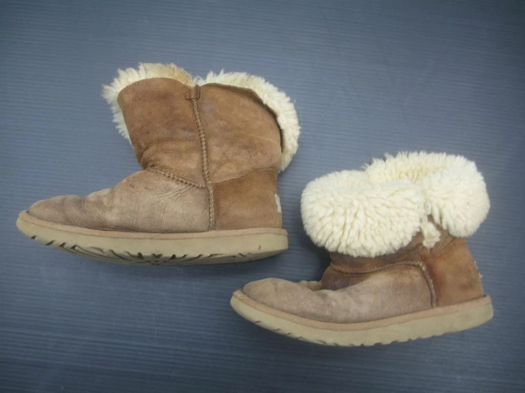 UGG SIZE 4 GIRLS TAN SUEDE BAILEY BUTTON II SHEEPSKIN WARM WINTER
