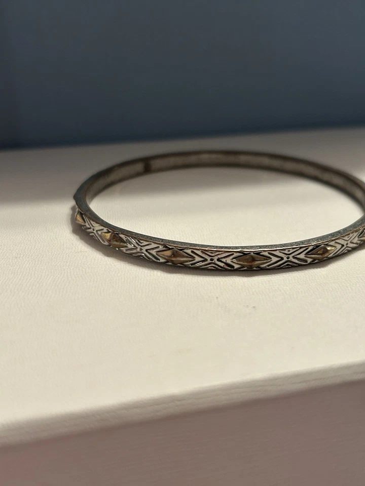 Brazalete ajustado House of Harlow 1960 pirámide de plata y oro Foto 2 de 4