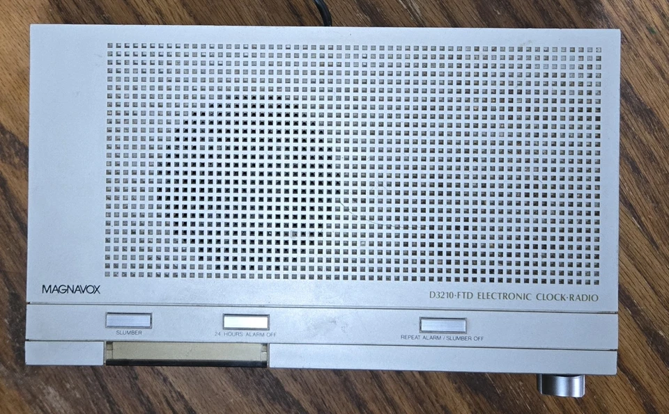 Vintage Magnavox D-3210-FTD AM/FM Radio Alarm Clock Tested Excellent Condition  - Image 4 of 4