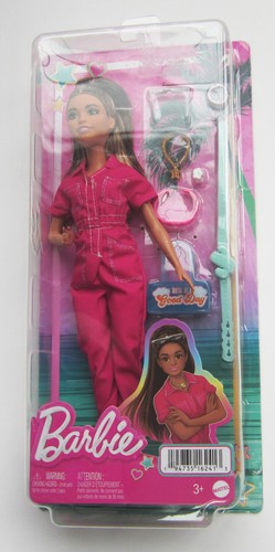 Barbie Puppe im trendigen rosa Overall m.Storytelling Zubehör NEU Mattel NRFB