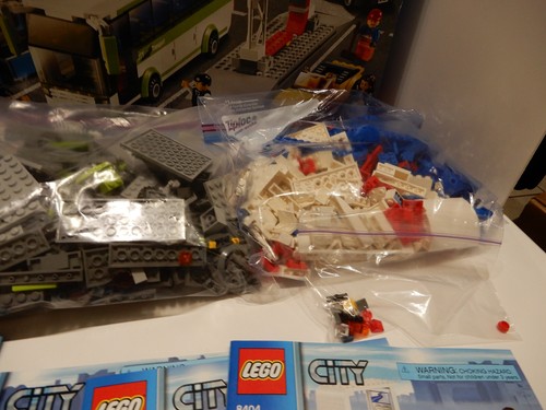 LEGO CITY Trasporto Pubblico (8404) COMPLETO DI ISTRUZIONI E SCATOLA - Foto 5 di 8