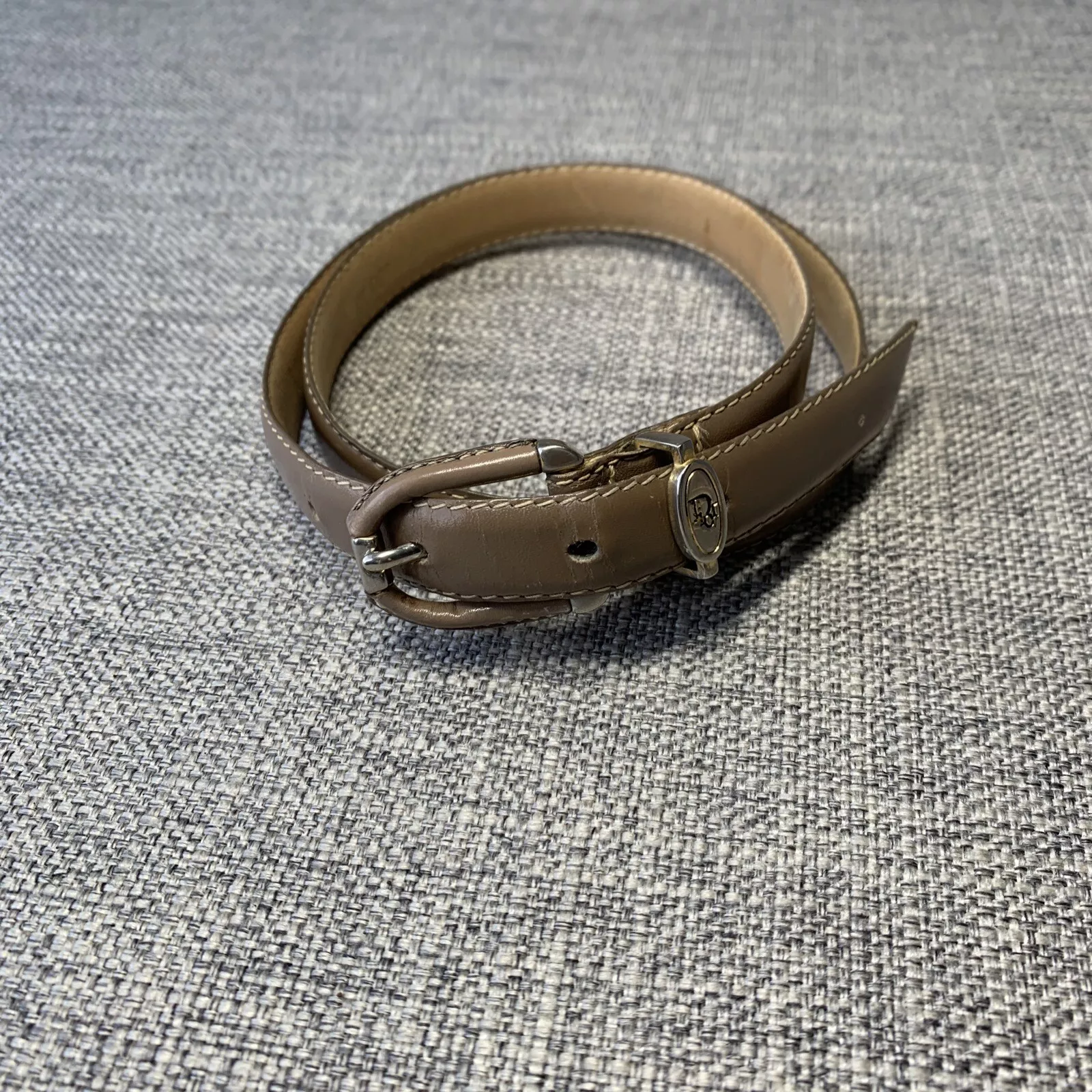 Ceinture vintage Christian Dior classique en cuir de vache aniline taupe avec boucle dorée