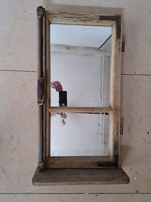 Alter Fensterflügel mit Spiegel und Ablage