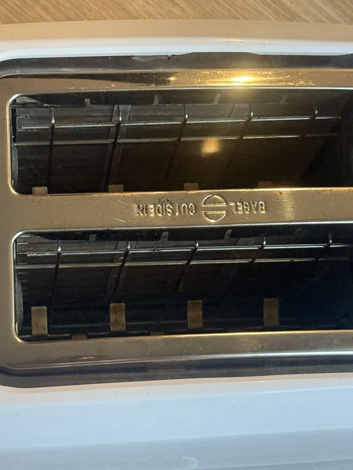 Black+Decker 2-Slice Toaster White – Bagel & Frozen Settings – Model TR1278B - Image 3 of 4