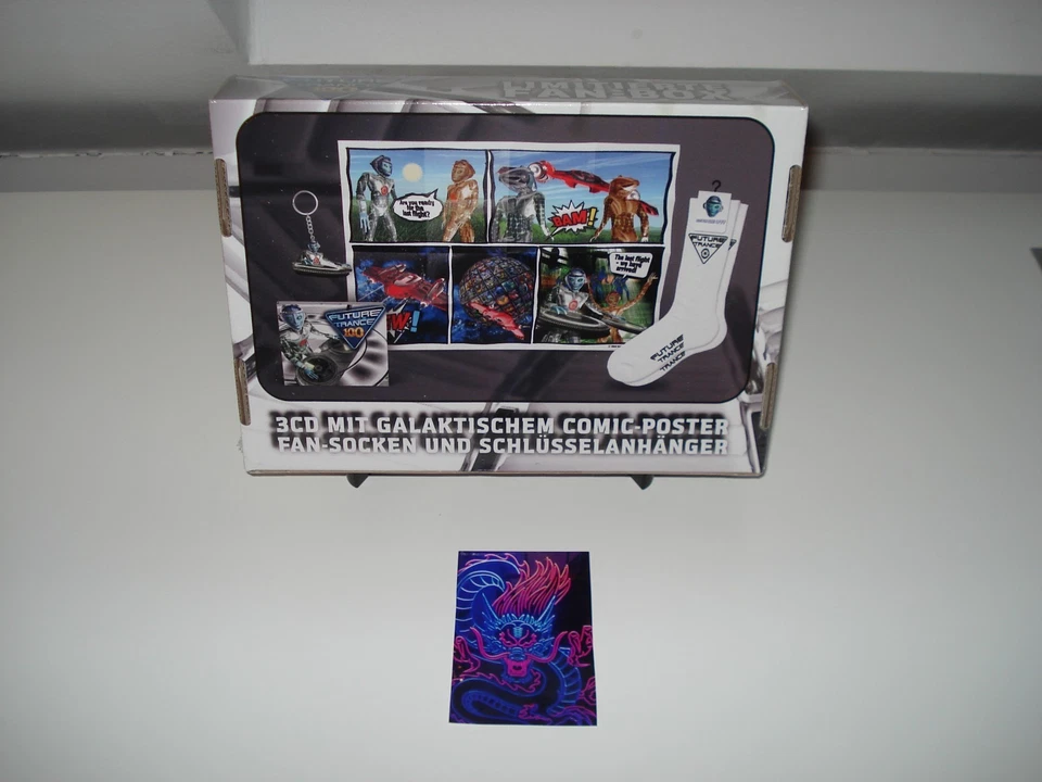 Future Trance 100 limitierte Fan-Box 3 CDs Poster+Socks+Schlüsselanhänger NEU - Bild 3 von 4