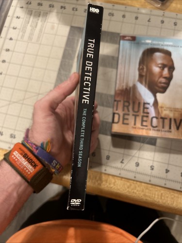 HBO True Detective: The Complete Third Season DVD 2019 3-Discs SHIPS FREE NOW - Picture 6 of 14