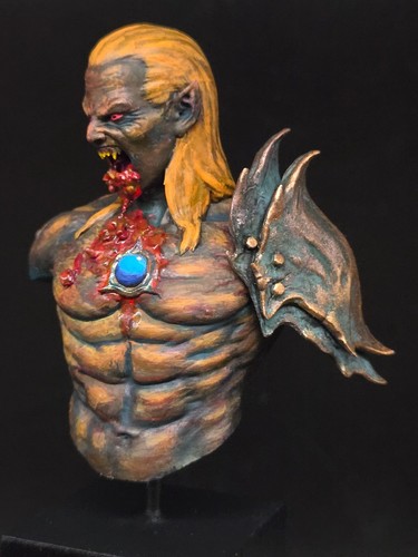 Resin Miniature Bust - Vampire Prince. Professionally Painted. - Afbeelding 3 van 5