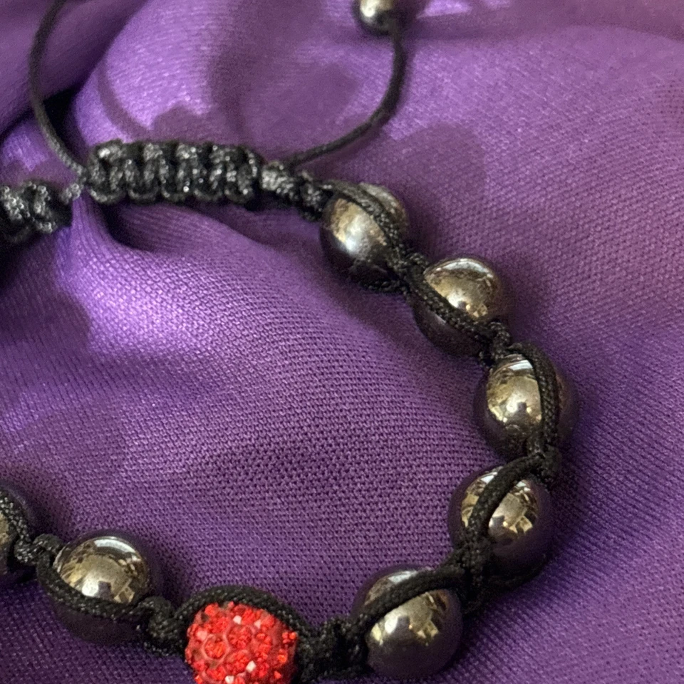 uma pulseira estilo Shamballa com contas de hematita e uma conta de cristal vermelho - Imagem 4 de 4