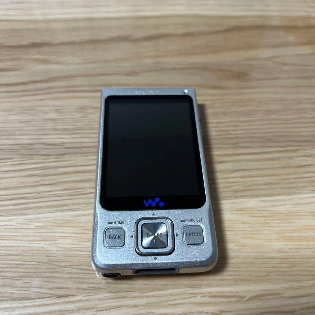 Sony Walkman NW-A918 Silver 8 Go Digital Audio Player One-Seg TV Button Controls