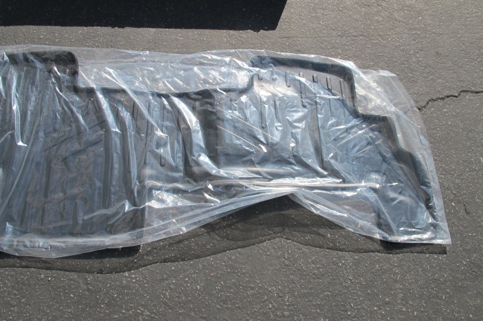 Forro de piso Maxliner B0043 segunda fila Buick Chevrolet GMC Saturn 07-17 - negro Foto 4 de 4