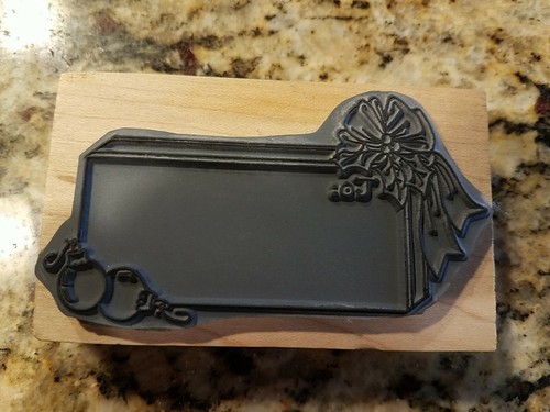 Regalo di Natale con Fiocco e Ornamenti a da Regalo Etichetta Timbro - Foto 2 di 2