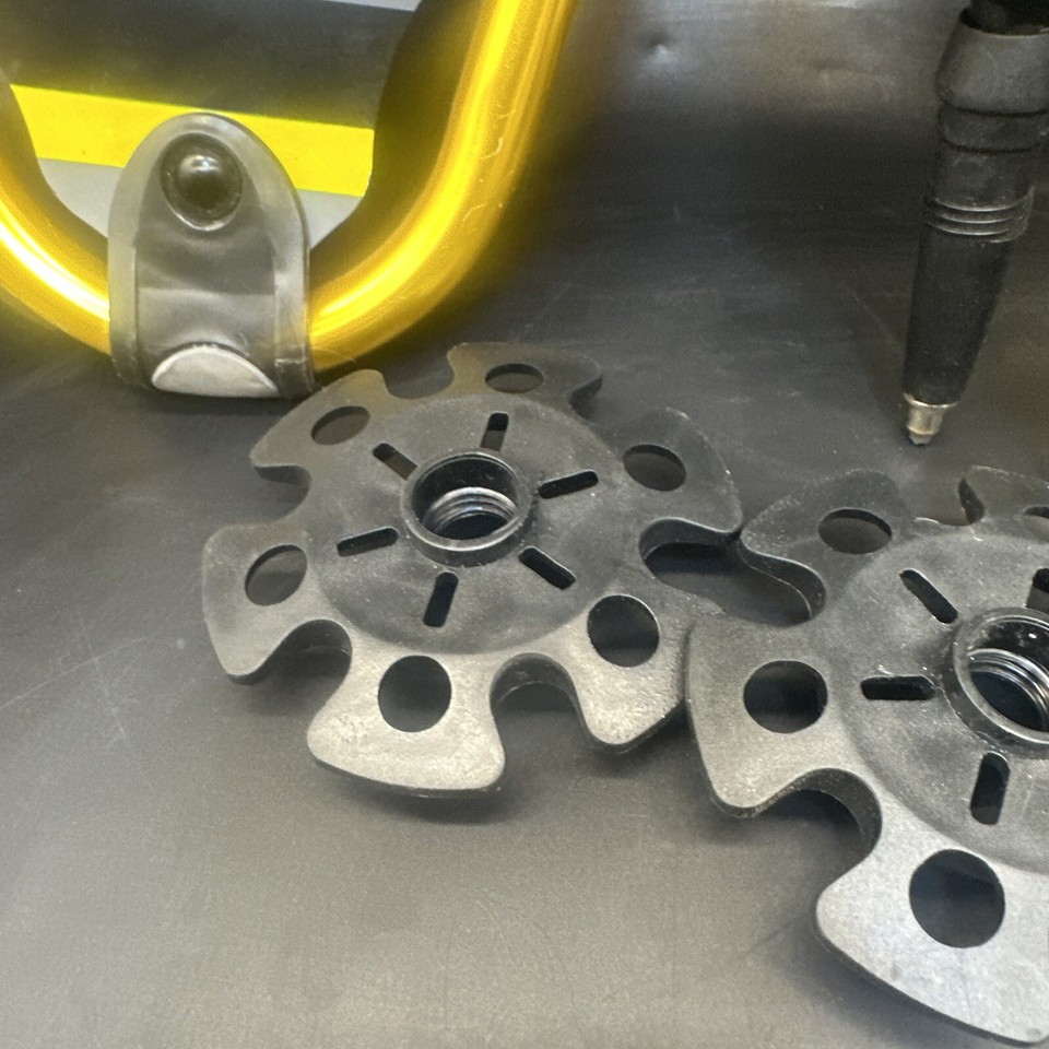 Snowshoes 8x21 mountain profile with walking sticks and carry bag {DD