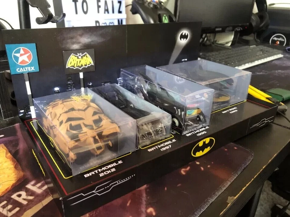 DC Batman Colección Caltex BATMOBILE 4 Juguetes Escala 1:64 con Base de Estacionamiento Foto 2 de 4