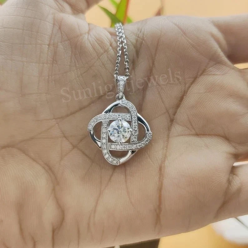 Ciondolo Lettera R Con Moissanite E Argento 925 - 4.50 CT, Taglio Rotondo, Artigianale USA - 3
