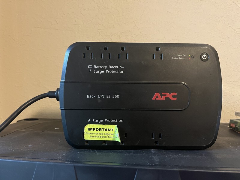 APC Back-UPS BE550G ES 550VA/330W Battery Backup UPS - Needs New Battery